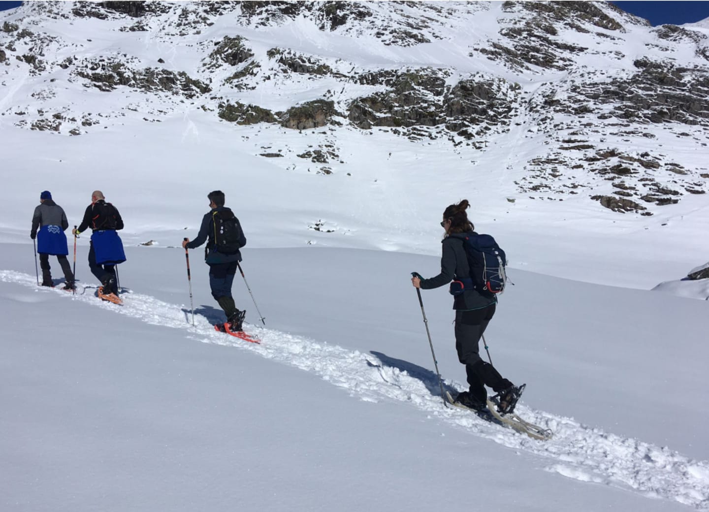 ¿Cómo ponerse unas raquetas de nieve?